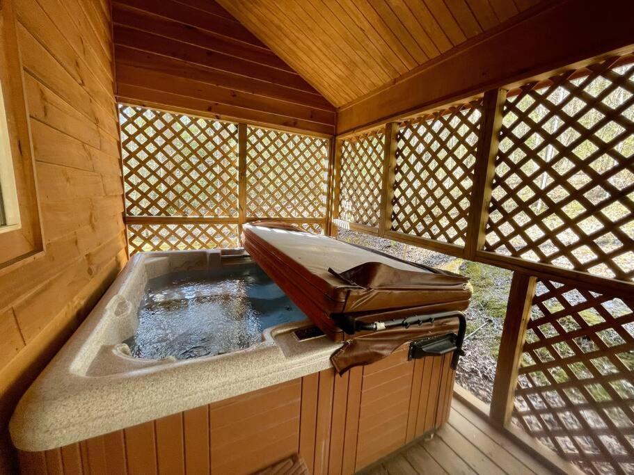 2 Bed Hot Tub Close To #16 *